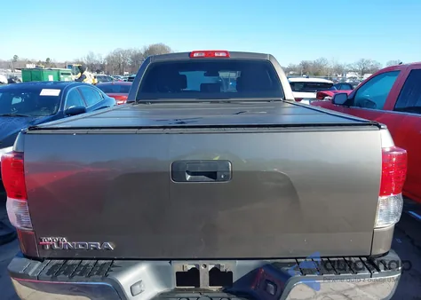 2011 Toyota Tundra Grade 5.7L V8 z USA, uszkodzony, nr VIN 5TFRY5F10BX111705